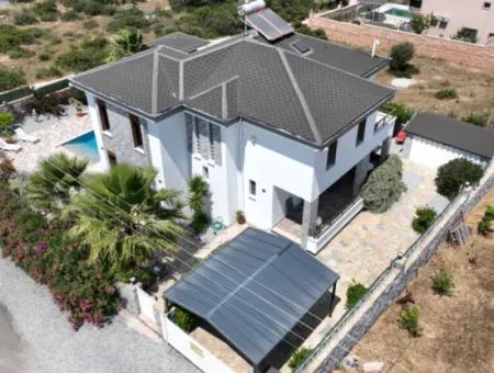 Didim Yeşiltepe De  Havuzlu Eşyalı Satılık Villa