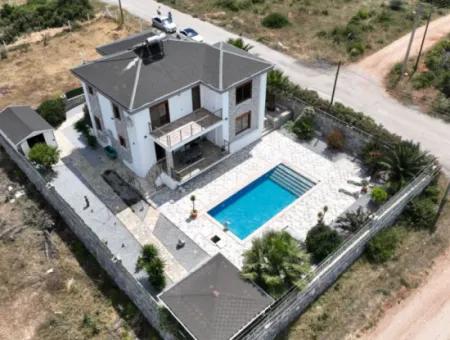 Didim Yeşiltepe De  Havuzlu Eşyalı Satılık Villa