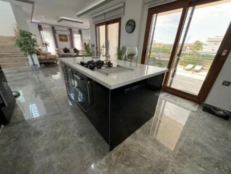 Didim Yeşiltepe De  Havuzlu Eşyalı Satılık Villa