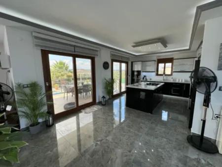 Didim Yeşiltepe De  Havuzlu Eşyalı Satılık Villa